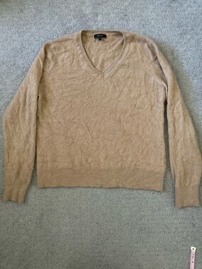 QUINCE tan 100% cashmere v-neck sweater, Large.